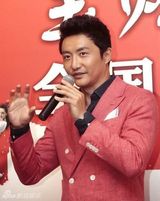 组图：涂松岩海量帅气私搭照多样造型