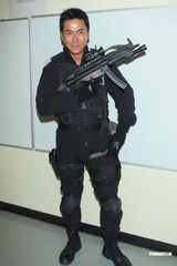 组图：宣萱马德钟等《飞虎》举枪宣传大结局