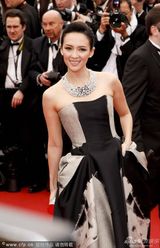 组图：章子怡灰墨裹胸裙走红毯妆容精致