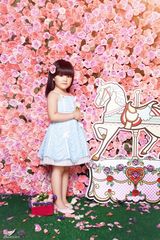 组图：王诗龄置身千朵玫瑰花海 清新粉嫩似李湘