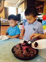 组图：李冰冰素颜为外甥庆生亲做蛋糕母爱爆棚