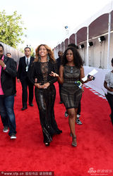 组图：碧昂斯黑色镂空透视裙压轴亮相MTV红毯