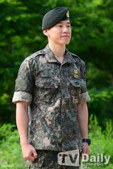 组图：韩星金武烈退伍 曾休长病假惹争议