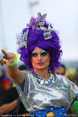 组图：反串球迷招摇过市 紫唇巨乳Hold不住