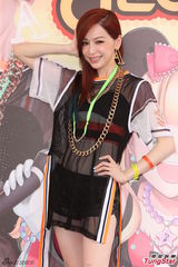 组图：王心凌性感露小蛮腰 被问情事害羞撒娇