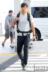 组图：韩团BEAST李起光亮相机场 呆萌搞怪