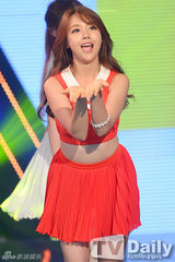 组图：女团f(x)夺冠 宋茜捧奖杯激动蹦跳