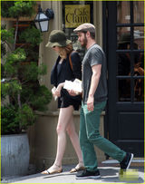 组图：艾玛斯通和加菲尔德举纸牌不愿被拍