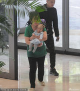 组图:文章返上海住酒店 岳母抱小女儿探父1小时