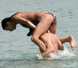 组图：女主播比基尼豪放露点 胸部浑圆肉贴男友