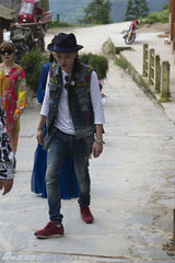 组图：张玮加盟音乐真人秀 抓鱼割草找创作灵感