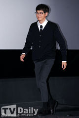 宋慧乔逃税风波后首现身 黑衣低调显憔悴