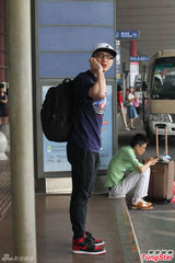 组图：平安现身机场显疲惫 不顾形象狂啃汉堡