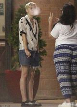 组图：麦莉-赛勒斯深夜与神秘男相依 吐云吐雾好不快活