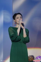 组图：影帝天后首同台 梁朝伟王菲合唱《心经》