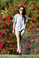 组图：斯图尔特大晒高尔夫球技 挥杆动作英气逼人