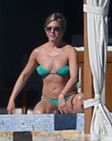 组图：安妮斯顿豪放脱比基尼 晒日光浴胸部外扩