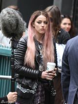 组图：德普未婚妻艾梅柏片场赶拍 化身粉发妖姬