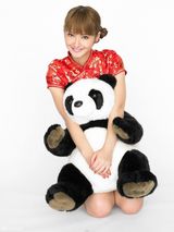 组图：佐佐木希玩变装秀 穿旗袍抱熊猫