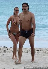 组图：球星法尔考海中爱抚娇妻 舔肚脐极度高调