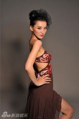 组图：莫小棋化身孔雀女神 显妩媚女人味