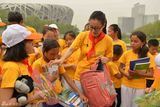 组图：谭晶为留守儿童放歌 获爱心志愿者称号
