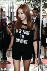 组图：UEE出席代言活动 黑色热裤大秀美腿