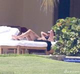 组图：卡戴珊日光浴晒美照 身材窈窕一览无遗