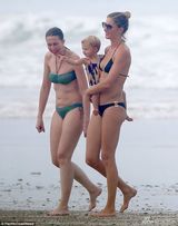 组图：辣妈邦辰比基尼度假 一人抱俩娃变女汉子