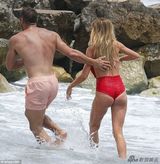 组图：隆胸女比基尼湿身海战猛男 男方水中全裸