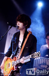 组图：郑俊英新专辑首秀 圆框眼镜卖萌搞笑