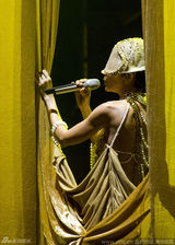 组图：莫文蔚变身老上海名伶 流苏短裙秀美腿