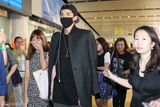 组图：吴亦凡解约后回国 戴口罩现身被粉丝拥堵