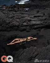 组图：内衣超模艾米丽性感出镜 一丝不挂躺岩石