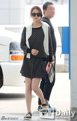 组图：高雅拉现身机场 皮肤完美近照无瑕