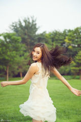 组图：冯婧杂志大片甜美 楚楚动人优雅自信