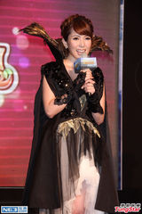 组图：波多野结衣台湾遭宅男围堵 大方秀事业线