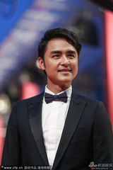 组图：明道亮相颁奖礼 黑西装标志性笑容迷人