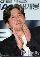 组图：韩星崔岷植携手吕克贝松出席试映会