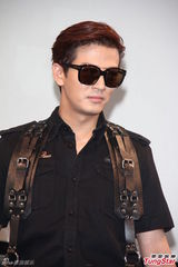 组图：陈晓东与辣妹贴身搂腰 当爸爸被亏会射