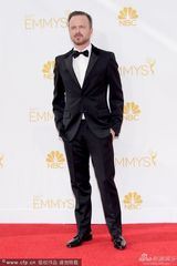 组图：亚伦-保尔领结正装亮相艾美红毯