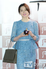 组图：李英爱蓝色印花裙秀曲线 性感不失端庄