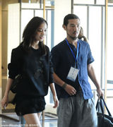 组图：王珞丹短裙秀美腿 懒理与韩寒绯闻心情佳