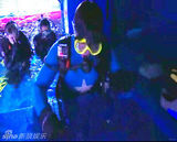 组图：贾乃亮为博女儿一笑 表演潜水险晕倒