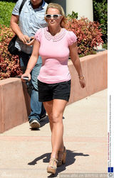 组图：布兰妮粉衣出街扮嫩 法令纹明显老态毕露