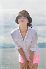 组图：曹曦文海边享受阳光 素颜美腿秀火辣身材