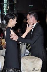 组图：徐若瑄出席活动内衣肩带滑落