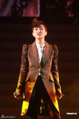 组图：苏永康香港开唱众星捧场 与钟镇涛互戴高帽