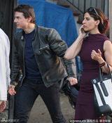 组图：阿汤哥与神秘女友补庆生日暧昧拥吻