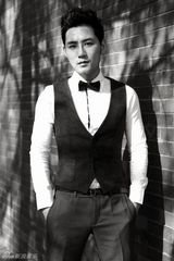 组图：高凯元拍摄黑白大片 演绎不一样的沧桑风情